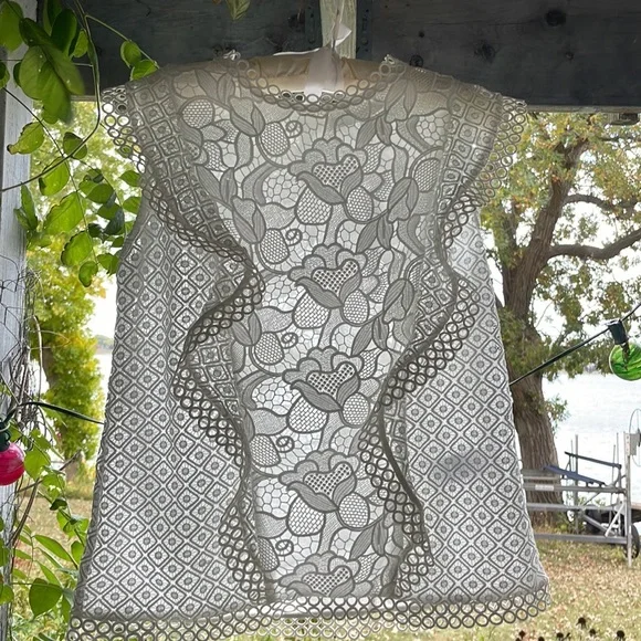 Sleeveless ruffle mixed lace top - Picture 2 of 5